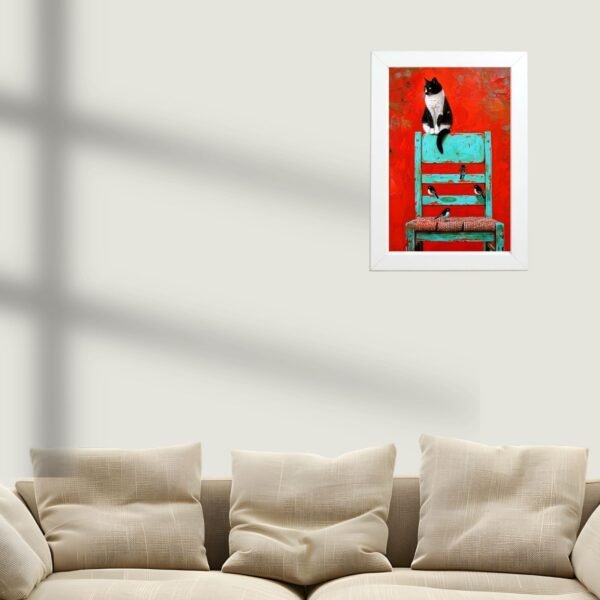 Poster u ramu sa mačkom iznad bež sofe – dekoracija za dnevni boravak