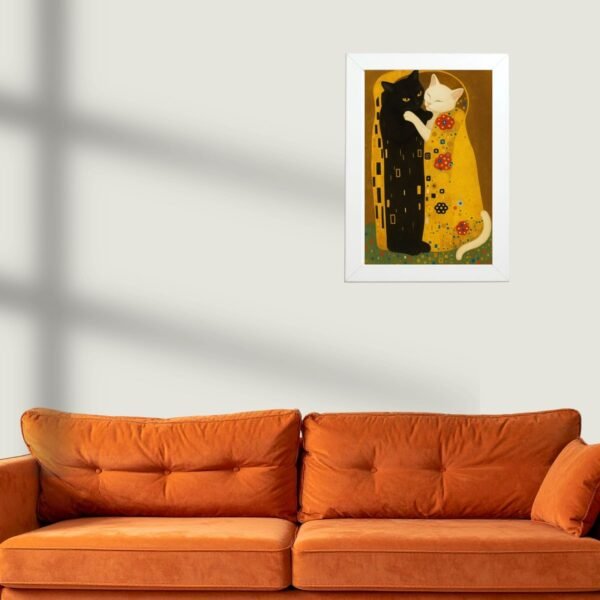 Art poster Zlatni par mačaka iznad sofe u dnevnoj sobi