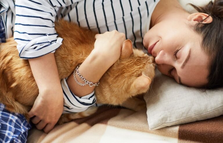 Mačka spava pored vlasnice i pokazuje poverenje – ako vam mačka radi ove stvari smatra vas porodicom