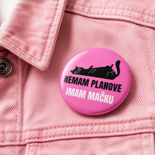 Roze bedž Nemam planove imam mačku zakačen na teksas jakni – originalan bedž za ljubitelje mačaka