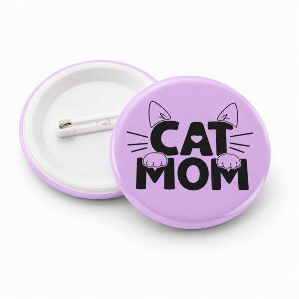 Ljubičasti CAT MOM bedž sa ilustracijom mačijih šapa i ušiju – originalan bedž za ljubitelje mačaka