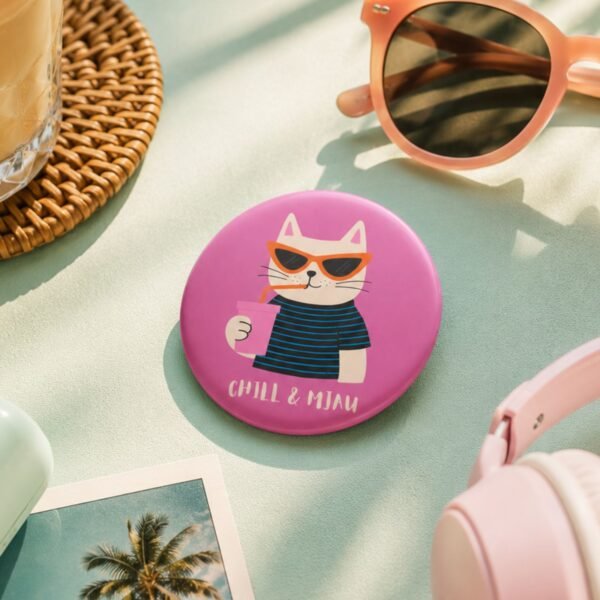 Roze CHILL & MJAU bedž sa cool mačkom u letnjem pastel lifestyle okruženju sa naočarima i slušalicama