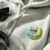 Pastel Mačka sam u duši bedž sa mačkom u naočarima na mint dukserici – lifestyle modni detalj za ljubitelje mačaka