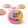 Pastel roze i žuti Mačkarka bedž sa mačkom u naočarima – originalan bedž za ljubitelje mačaka
