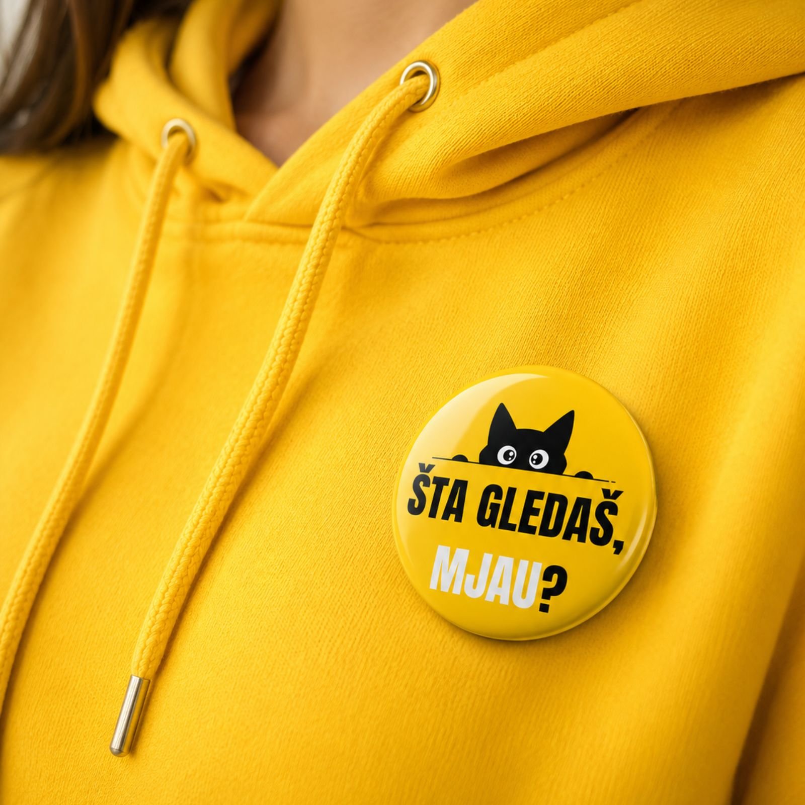 Žuti bedž Šta gledaš mjau sa crnom mačkom na žutoj dukserici