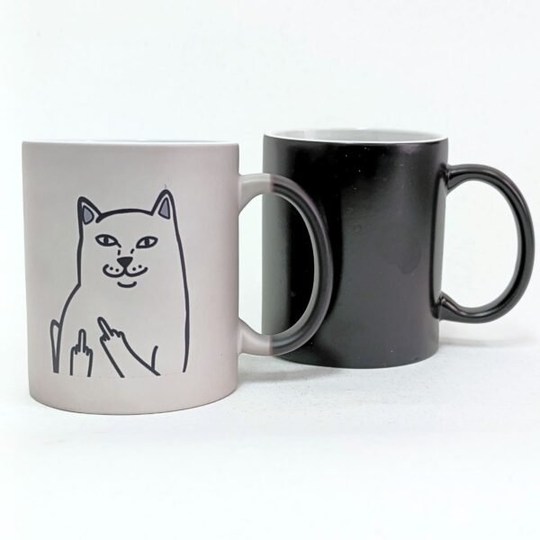 Magična šolja Bezobrazna mačka pre i posle efekta kada se pojavi dizajn sa mačkom