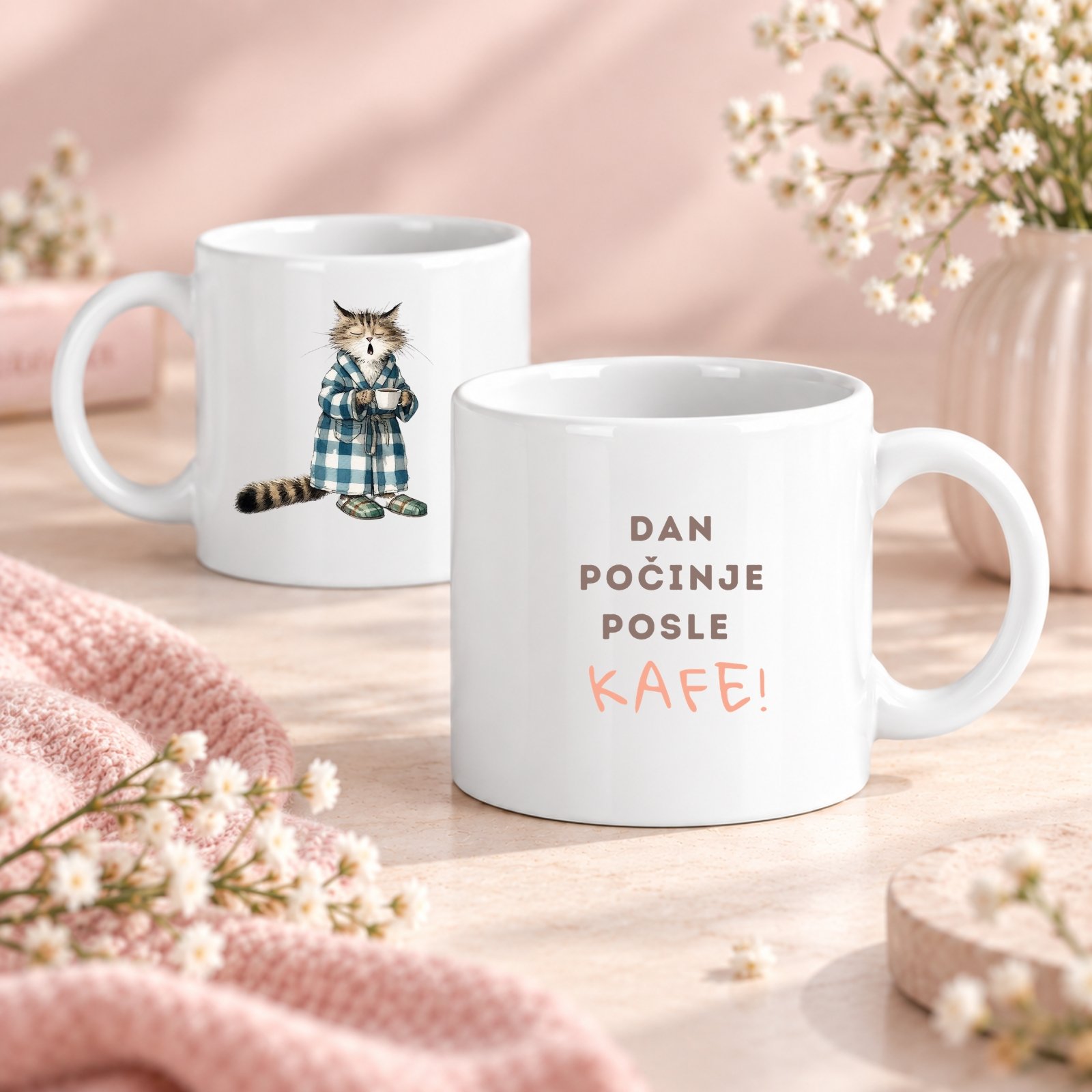 Mala Šolja Dan počinje posle kafe – smešna šolja za ljubitelje jutarnje kafe sa mačkom i natpisom, prikazana u roze lifestyle ambijentu – macketinashop