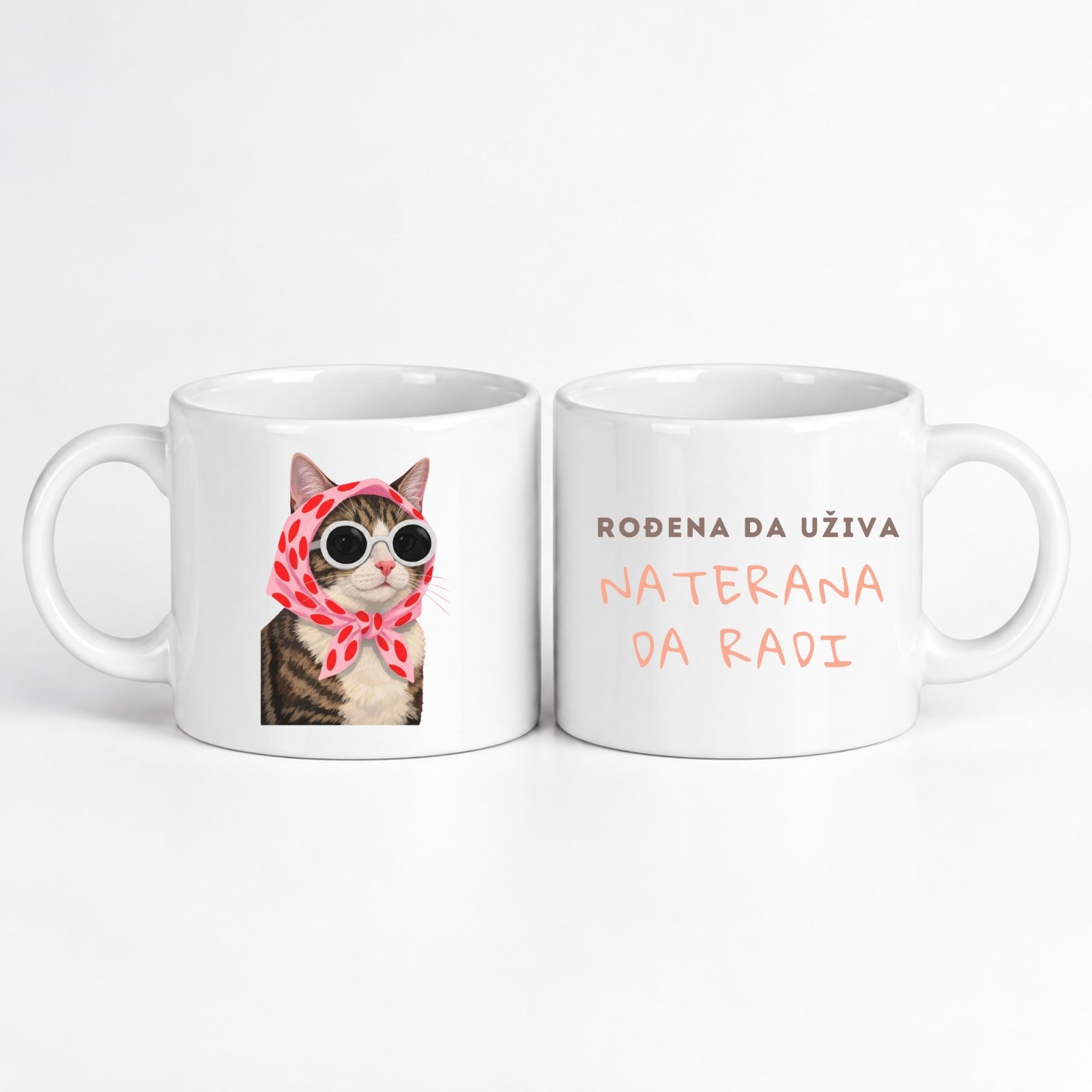 Mala Šolja Rođena da uživa, naterana da radi – idealna šolja za poklon sa mačkom u naočarima i maramom – macketinashop