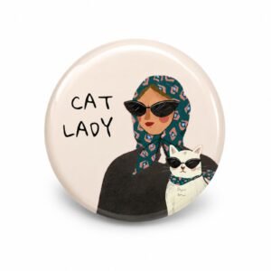 Bedž Cat Lady – originalan poklon za damu koja voli mačke sa ilustracijom žene i mačke