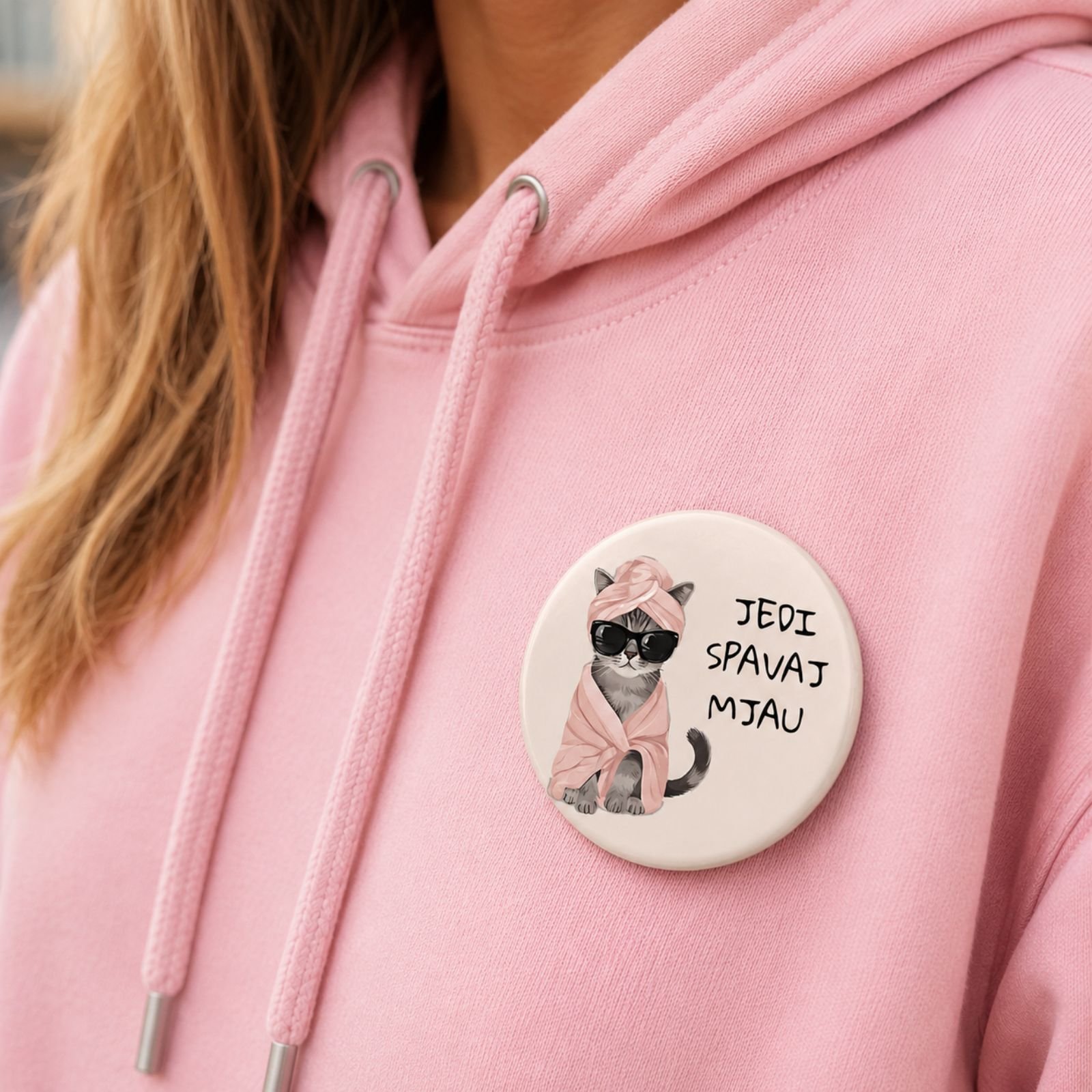 Bedž Jedi Spavaj Mjau na roze duksu – originalan i kreativan poklon za ljubitelje mačaka