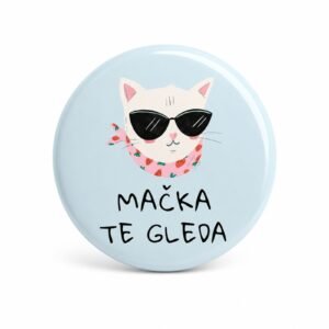 Bedž Mačka Te Gleda – originalan duhoviti poklon za ljubitelje mačaka sa ilustracijom mačke i naočara