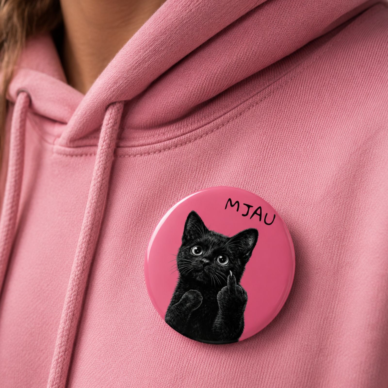 Bedž Mjau Stav na roze duksu – simpatičan poklon za mačkoljupce sa crnim mačetom