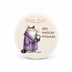 Bedž Molim Bez Naglih Pitanja – originalan i kreativan poklon sa mačkom koja pije kafu