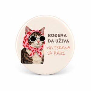 Bedž Rođena Da Uživa Naterana Da Radi sa mačkom i naočarima – originalan i kreativan poklon za ljubitelje mačaka