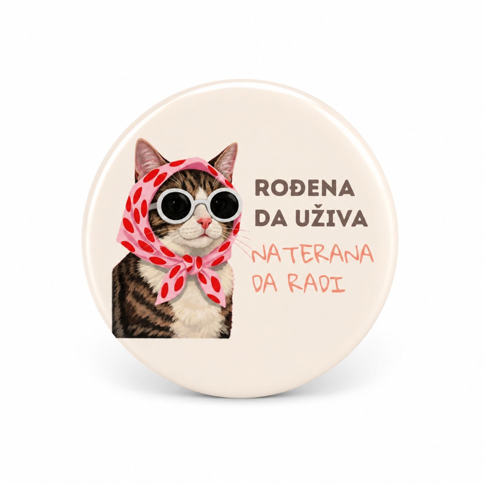 Bedž Rođena Da Uživa Naterana Da Radi sa mačkom i naočarima – originalan i kreativan poklon za ljubitelje mačaka