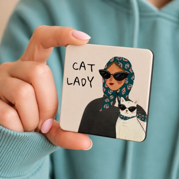Magnet Cat Lady - Originalan Poklon Za Ljubitelje Mačaka u ruci na plavom duksu