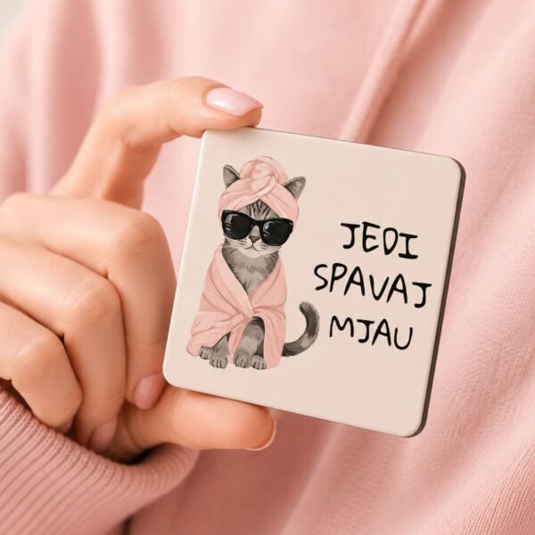 Magnet Jedi Spavaj Mjau - Poklon Za Sve Koji Vole Mačke u ruci na roze duksu