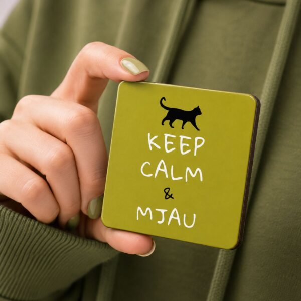 Magnet Keep Calm & Mjau - Magnet Za Frižider Sa Mačkom u ruci na zelenom duksu