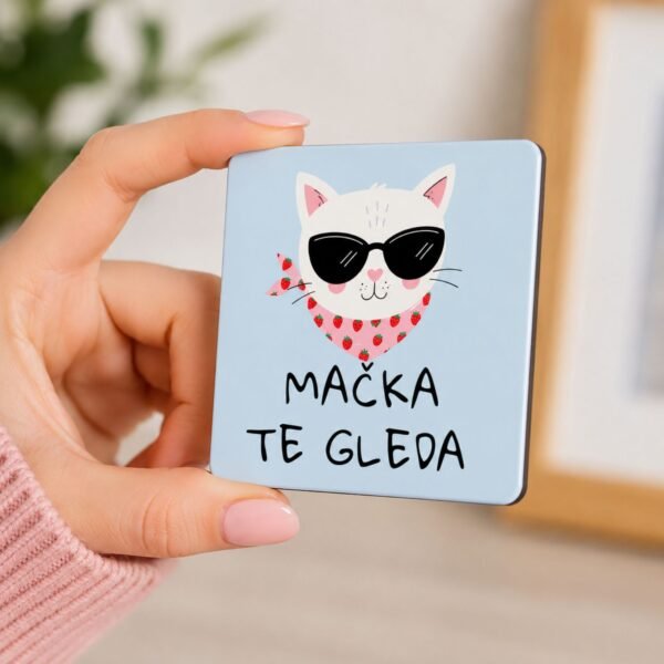 Magnet Mačka Te Gleda - Poklon Za Sve Koji Vole Mačke u ruci