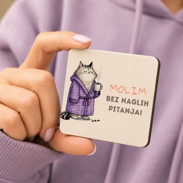 Magnet Molim Bez Naglih Pitanja - Kreativan Poklon Za Mačkoljupce u ruci na ljubičastom duksu