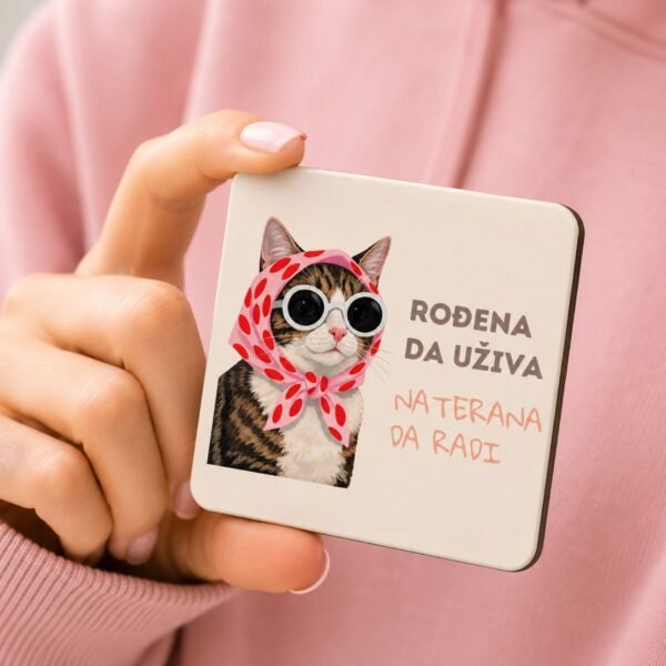 Magnet Rođena Da Uživa Naterana Da Radi - Unikatan Magnet Za Poklon u ruci na roze duksu