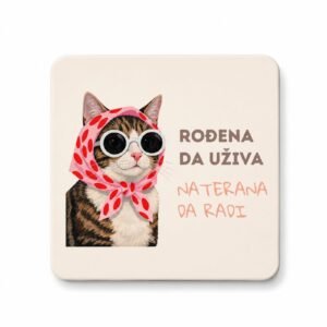 Magnet Rođena Da Uživa Naterana Da Radi - Unikatan Magnet Za Poklon od finog drveta dimenzija 7.6 x 7.6 cm