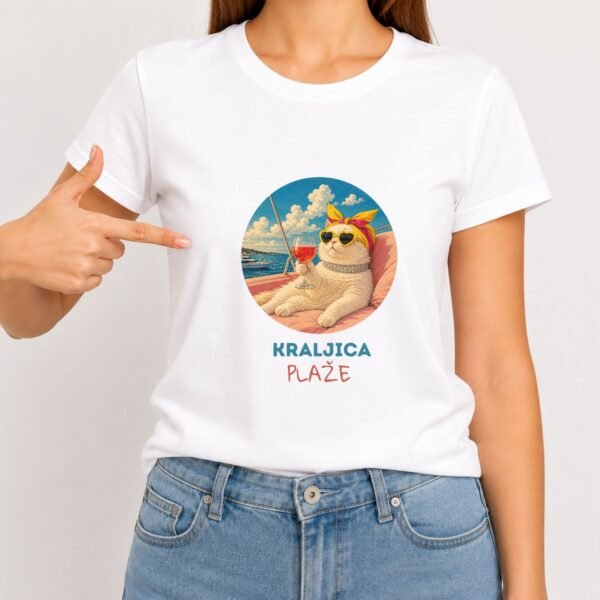 Žena nosi majicu Kraljica Plaže sa ilustracijom mačke na jahti, letnja majica za ljubiteljke mačaka