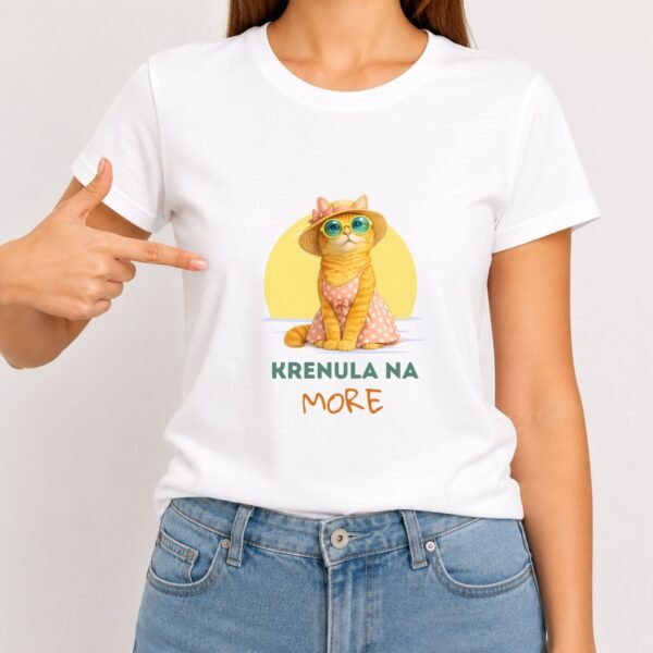 Ženska majica Krenula na More na modelu sa ilustracijom narandžaste mačke u šeširu i haljini, letnja majica za ljubiteljke mačaka