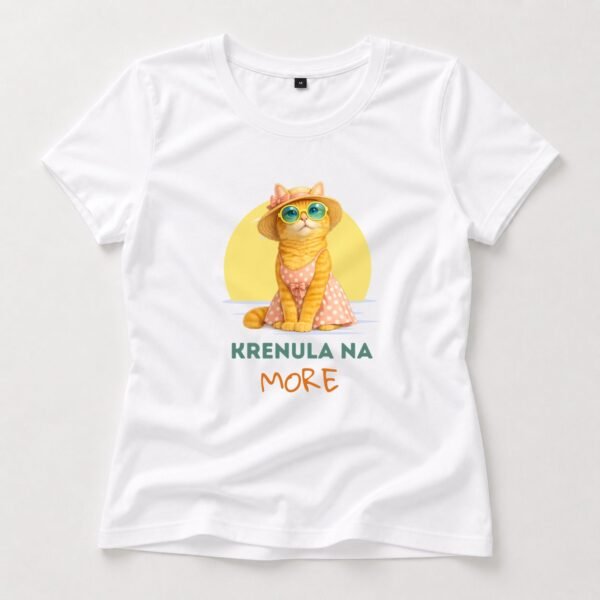 Ženska majica Krenula na More sa ilustracijom žute mačke u šeširu i naočarima za sunce