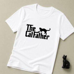 Bela Muška majica The CatFather – Poklon za vlasnika mačke sa crnim natpisom The CatFather i siluetom mačke – macketinashop