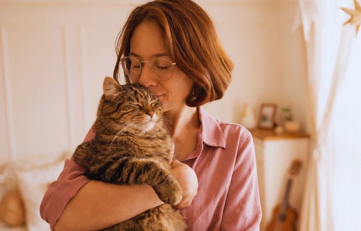 Kako mačka reaguje kada ste tužni? 8 znakova koje možete primetiti